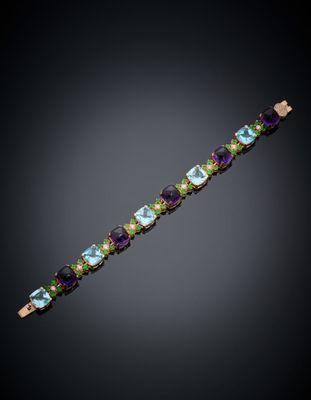 un gros plan d'un bracelet orné de pierres multicolores sur fond noir