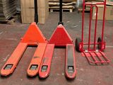de nombreux outils de toutes sortes posés par terre