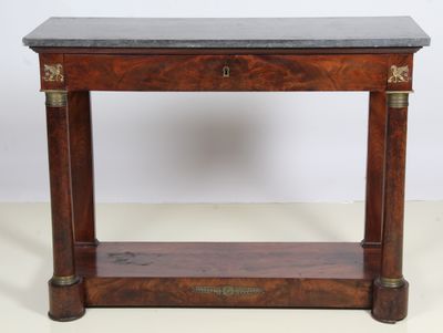 une vieille table en bois avec un plateau en marbre, posée sur un plan de travail blanc