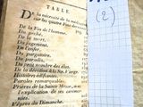 un vieux livre écrit posé sur une table