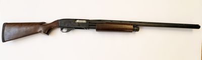 gros plan d'un fusil sur une table à fond blanc