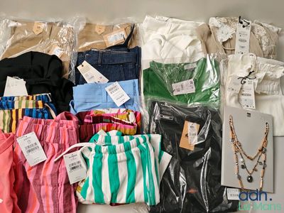de nombreux types de vêtements exposés sur une étagère
