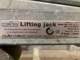 a sign that says lifting jack on the back of a truck