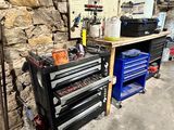 un garage rempli d'outils, avec des outils rangés sur les étagères