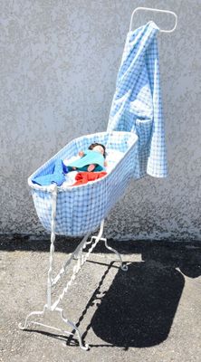 un berceau à carreaux bleus et blancs à côté d'un berceau à carreaux bleus et blancs