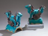 une paire de figurines d'animaux bleues et marron sur un fond blanc