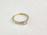 gros plan d'une bague en diamant sur une surface blanche