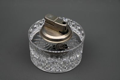 une image représentant une boîte en verre transparent contenant un briquet