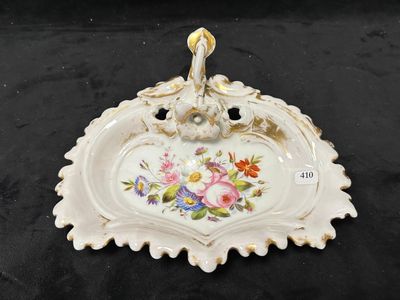 un gros plan d'une assiette blanche décorée de fleurs