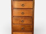 une commode en bois comportant cinq tiroirs de chaque côté
