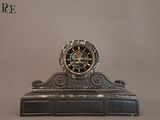 une horloge posée sur une table
