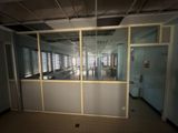 une pièce vide avec un mur en verre et une porte
