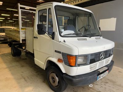 un camion blanc garé dans un garage