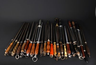 Plusieurs types de stylos sont alignés sur une surface noire