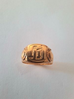 an image of a gold ring with a picture of a man ' s face on it