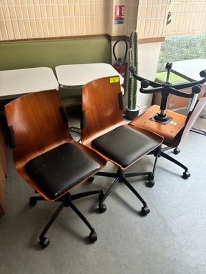 deux chaises et une table dans une pièce