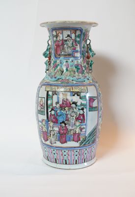 un vase avec un tableau posé sur une table