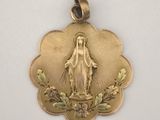 une image représentant une médaille d'or sur laquelle figure la Vierge de Guadalupe
