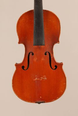 un vieux violon avec un archet sur fond blanc