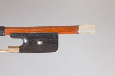 un archet de violon constitué d'un seul morceau de bois et d'un seul morceau de corde