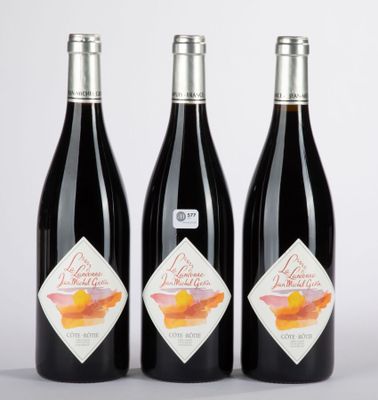 trois bouteilles de vin posées l'une à côté de l'autre sur une table