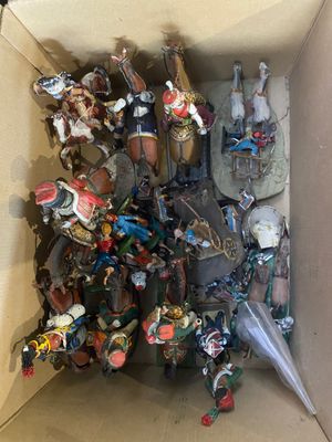 une boîte remplie de figurines qui s'y trouvent