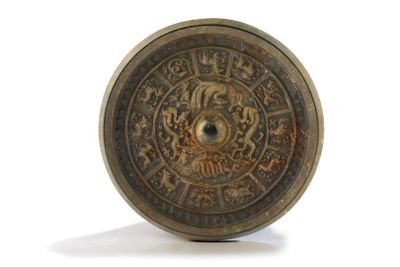 un petit objet métallique orné d'un motif