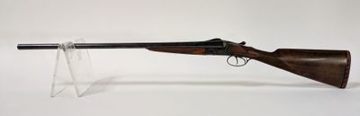 un fusil avec un canon en bois sur un support transparent