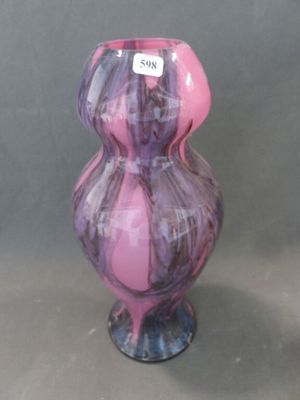 un vase violet posé sur une table
