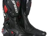 un gros plan d'une paire de bottes de moto sur fond blanc