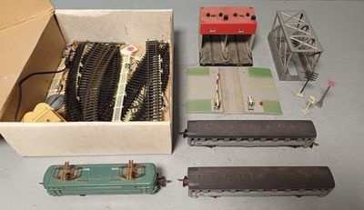 un grand nombre de trains miniatures posés sur une table