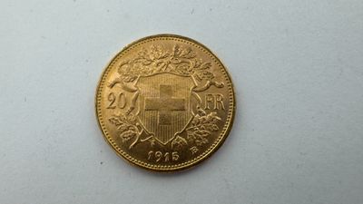 gros plan d'une pièce d'or sur une surface blanche