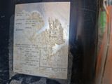 un bout de papier accroché sur le côté d'une poubelle