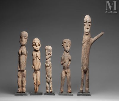un ensemble de quatre figurines en bois sculpté représentant des personnages