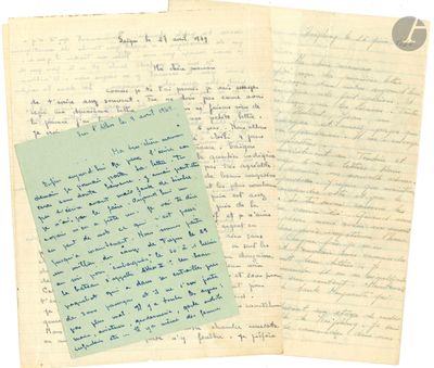 une vieille lettre manuscrite et un bout de papier sur lequel il y a quelque chose d'écrit