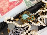 de nombreux types de bijoux dans un écrin noir