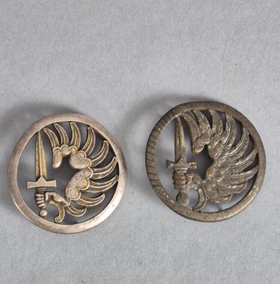 paire de broches chinoises en argent représentant un oiseau et une fleur