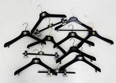 six suspensions de lustre portant le logo « lustre » sur un fond blanc