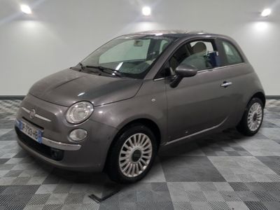 la photo d'une petite voiture grise garée dans un garage