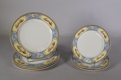 Deux assiettes ornées de motifs bleus et jaunes sont posées sur une table.