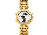 un gros plan d'une montre-bracelet dont le cadran représente Mickey Mouse