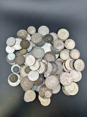 une pile de pièces de monnaie posée sur une table