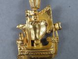 une image représentant une broche en or sur laquelle figure un navire surmonté d'une couronne
