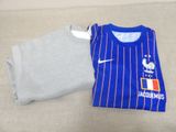 une chemise et un t-shirt posés sur un canapé