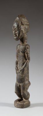une image représentant une statue de femme debout sur un piédestal