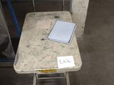 une petite table sur laquelle est posé un bout de papier