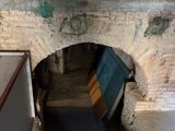 une porte dans un mur de briques qui donne sur une salle de bains