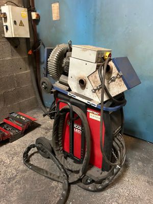 une machine posée sur le sol à côté d'un mur