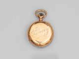 une montre de poche en or ancien sur laquelle est gravée l'inscription « reine d'Angleterre »