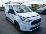 la camionnette blanche est garée dans un parking avec d'autres voitures